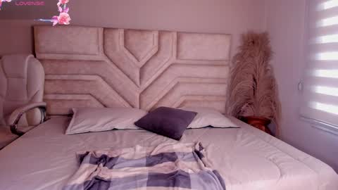 Snapshot of ella__olmos chatting on 05/21/26, 02:46 Ella Olmos online show from 05/21/26, 02:46