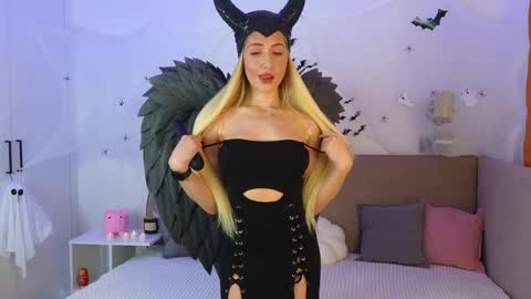 Ella online show from 10/31/25, 02:23