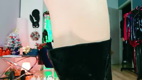 Snapshot of ella_kross chatting on 11/29/25, 03:37 ella_kross online show from 11/29/25, 03:37