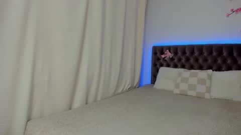 Ella Mayers online show from 10/19/25, 12:17