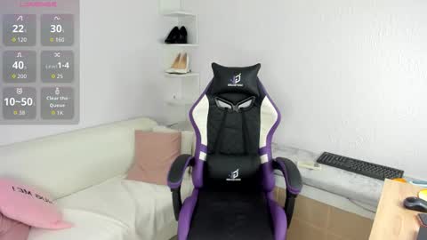 Snapshot of ella_starrr_ chatting on 09/17/25, 01:29 Ella online show from 09/17/25, 01:29