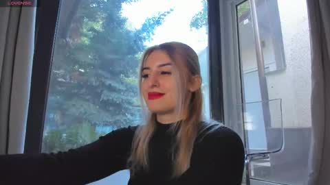 ella_vee online show from 10/01/25, 05:02