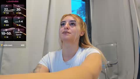 ella_vee online show from 10/04/25, 04:32