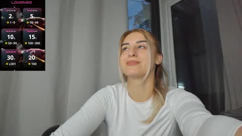 ella_vee online show from 10/08/25, 04:21