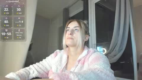 ella_vee online show from 10/14/25, 02:45