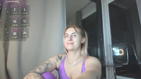 ella_vee online show from 10/18/25, 02:58