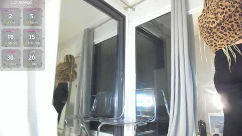 ella_vee online show from 10/21/25, 02:45