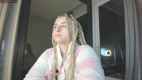 ella_vee online show from 10/22/25, 02:34