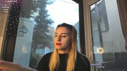 ella_vee online show from 11/25/25, 06:02