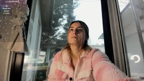 ella_vee online show from 12/17/25, 07:14