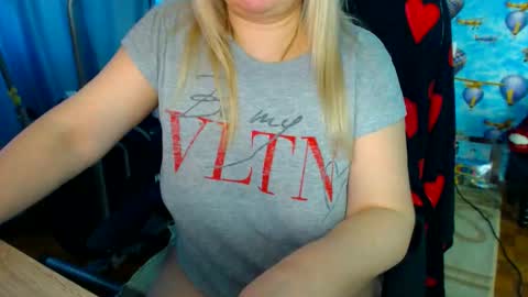 Snapshot of ellabella36dd chatting on 12/19/25, 08:32 IsaBella online show from 12/19/25, 08:32