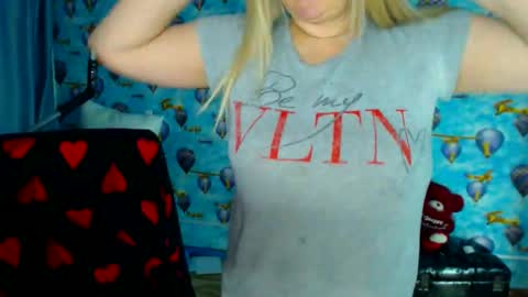 Snapshot of ellabella36dd chatting on 12/22/25, 04:15 IsaBella online show from 12/22/25, 04:15