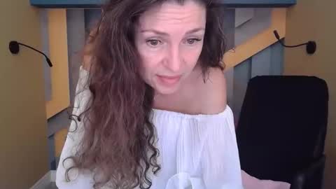 Snapshot of ellalongs chatting on 10/31/25, 01:01 EllaLongs online show from 10/31/25, 01:01