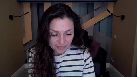 Snapshot of ellalongs chatting on 11/18/25, 12:31 EllaLongs online show from 11/18/25, 12:31