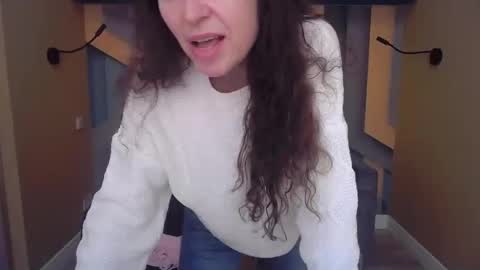 Snapshot of ellalongs chatting on 11/30/25, 12:42 EllaLongs online show from 11/30/25, 12:42