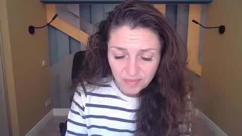 Snapshot of ellalongs chatting on 12/02/25, 12:32 EllaLongs online show from 12/02/25, 12:32