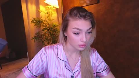 ellamilla online show from 01/07/25, 08:24