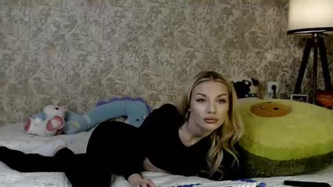 ellamilla online show from 12/02/25, 11:04