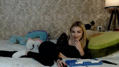 ellamilla online show from 12/05/25, 11:19