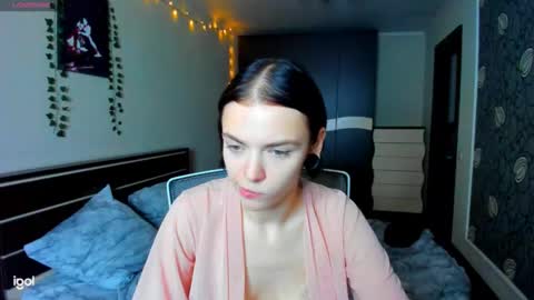 Snapshot of elle_blair chatting on 10/14/25, 02:18 Luna online show from 10/14/25, 02:18