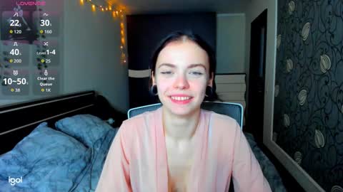 Snapshot of elle_blair chatting on 10/15/25, 05:46 Luna online show from 10/15/25, 05:46