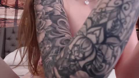 Snapshot of elle_luv chatting on 09/22/25, 03:41 Elle online show from 09/22/25, 03:41