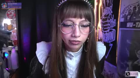 Snapshot of elle_uwu chatting on 09/17/25, 02:52 follow me on instagram .    online show from 09/17/25, 02:52