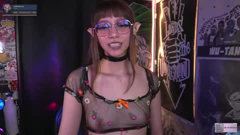 Snapshot of elle_uwu chatting on 09/22/25, 05:37 follow me on instagram .    online show from 09/22/25, 05:37