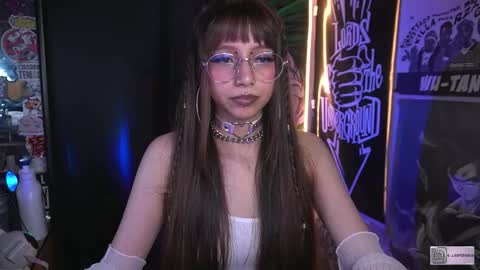 Snapshot of elle_uwu chatting on 09/29/25, 08:24 follow me on instagram .    online show from 09/29/25, 08:24