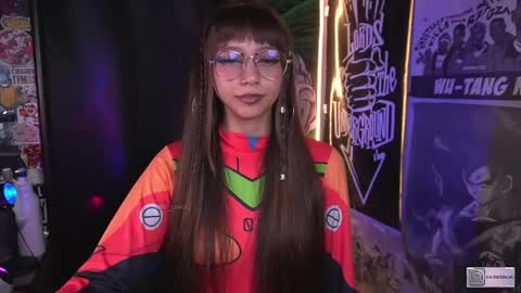 Snapshot of elle_uwu chatting on 10/05/25, 05:44 follow me on instagram .    online show from 10/05/25, 05:44