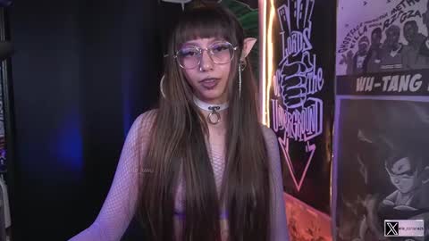 Snapshot of elle_uwu chatting on 10/14/25, 04:30 follow me on instagram .    online show from 10/14/25, 04:30