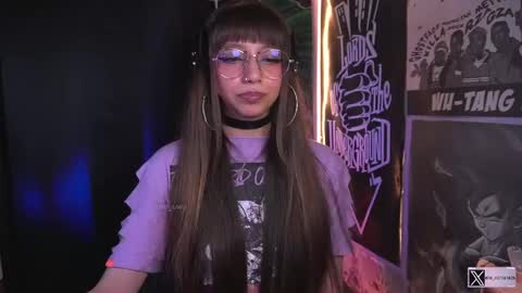 Snapshot of elle_uwu chatting on 10/15/25, 04:51 follow me on instagram .    online show from 10/15/25, 04:51