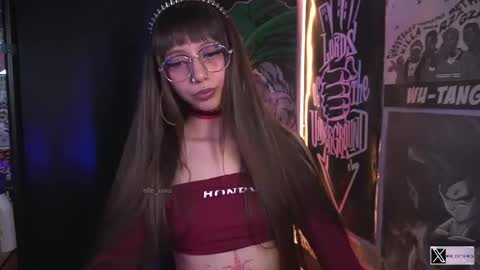 Snapshot of elle_uwu chatting on 10/17/25, 06:10 follow me on instagram .    online show from 10/17/25, 06:10