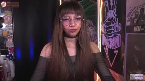 Snapshot of elle_uwu chatting on 10/21/25, 07:36 follow me on instagram .    online show from 10/21/25, 07:36