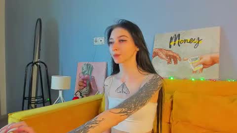 Snapshot of ellen_hops chatting on 12/05/25, 06:00 Ellen online show from 12/05/25, 06:00