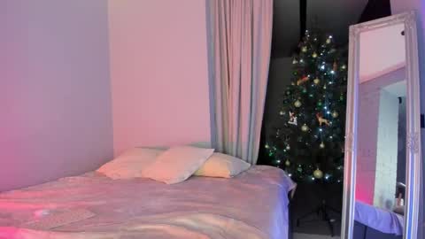 Snapshot of ellenmays chatting on 12/21/24, 06:12 Ellen online show from 12/21/24, 06:12