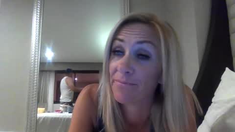 Snapshot of ellenv chatting on 09/30/25, 08:52 ElleNV online show from 09/30/25, 08:52