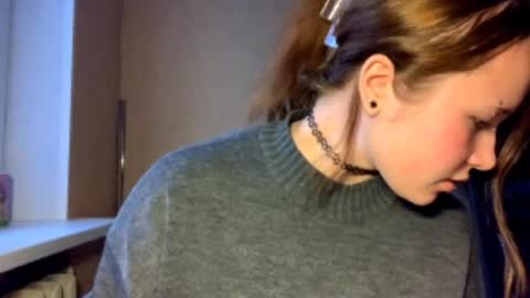 Snapshot of ellicavel chatting on 12/15/25, 04:28 Michelle online show from 12/15/25, 04:28