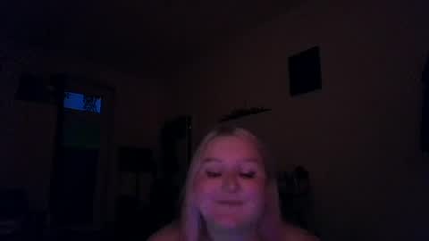 Snapshot of elliebee24 chatting on 06/12/26, 01:37 Ellie online show from 06/12/26, 01:37