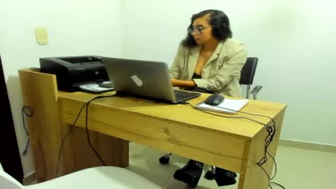 elliee_wlisson online show from 05/26/26, 04:08