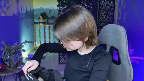 Snapshot of elliemurler chatting on 10/13/25, 01:00 elliemurler online show from 10/13/25, 01:00