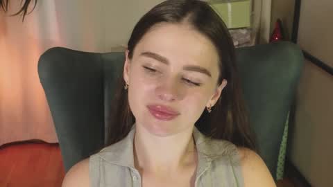 Snapshot of elliephant_ chatting on 12/19/24, 12:01 just Emily online show from 12/19/24, 12:01