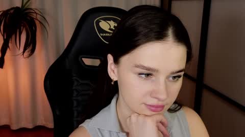 Snapshot of elliephant_ chatting on 12/30/24, 12:20 just Emily online show from 12/30/24, 12:20