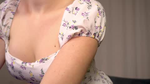 Snapshot of elliephant_ chatting on 01/05/25, 06:35 just Emily online show from 01/05/25, 06:35