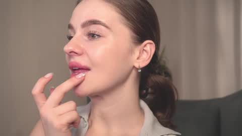 Snapshot of elliephant_ chatting on 01/13/25, 12:35 just Emily online show from 01/13/25, 12:35