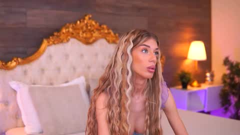 Snapshot of ellieredd chatting on 11/03/25, 09:54 Ellie online show from 11/03/25, 09:54