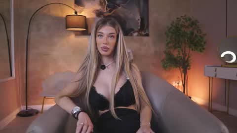 Snapshot of ellieredd chatting on 11/26/25, 04:57 Ellie online show from 11/26/25, 04:57