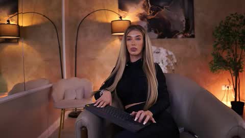 Snapshot of ellieredd chatting on 11/30/25, 05:22 Ellie online show from 11/30/25, 05:22