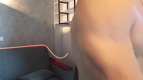 elliot_muscle04 online show from 10/07/25, 10:01