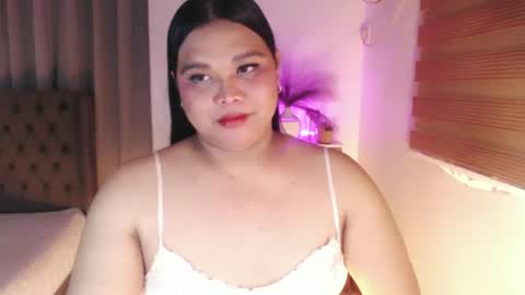 Snapshot of ellise_husson chatting on 01/13/26, 04:01 Ellise online show from 01/13/26, 04:01